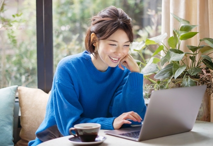 チャットレディのお仕事をする女性